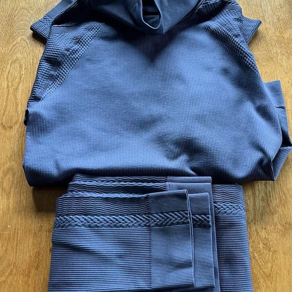 Like new MTA Sport women’s athletic apparel performance turtleneck & pant set - Picture 12 of 12